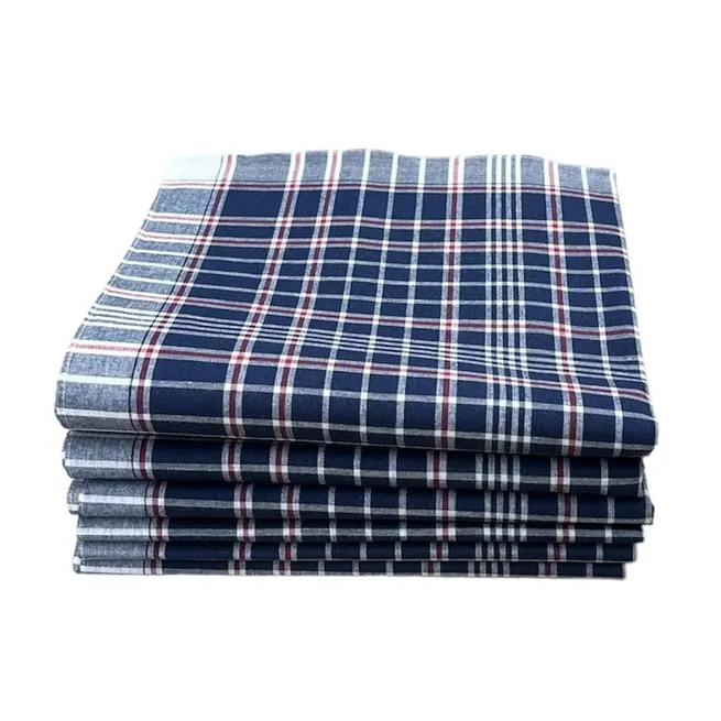 Pile de mouchoirs à carreaux bleus et rouges